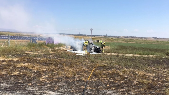 El incendio había comenzado a extenderse por un campo aledaño. El incendio había comenzado a extenderse por un campo aledaño.