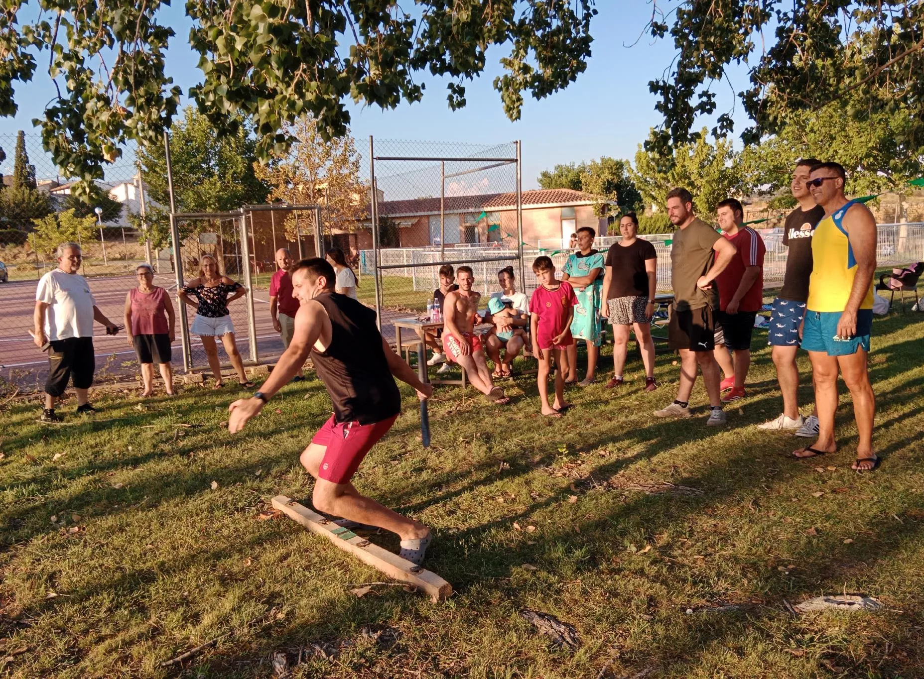 Juegos tradicionales en Arbaniés, tiro de barra senior masculina. Juegos tradicionales en Arbaniés, tiro de barra senior masculina.