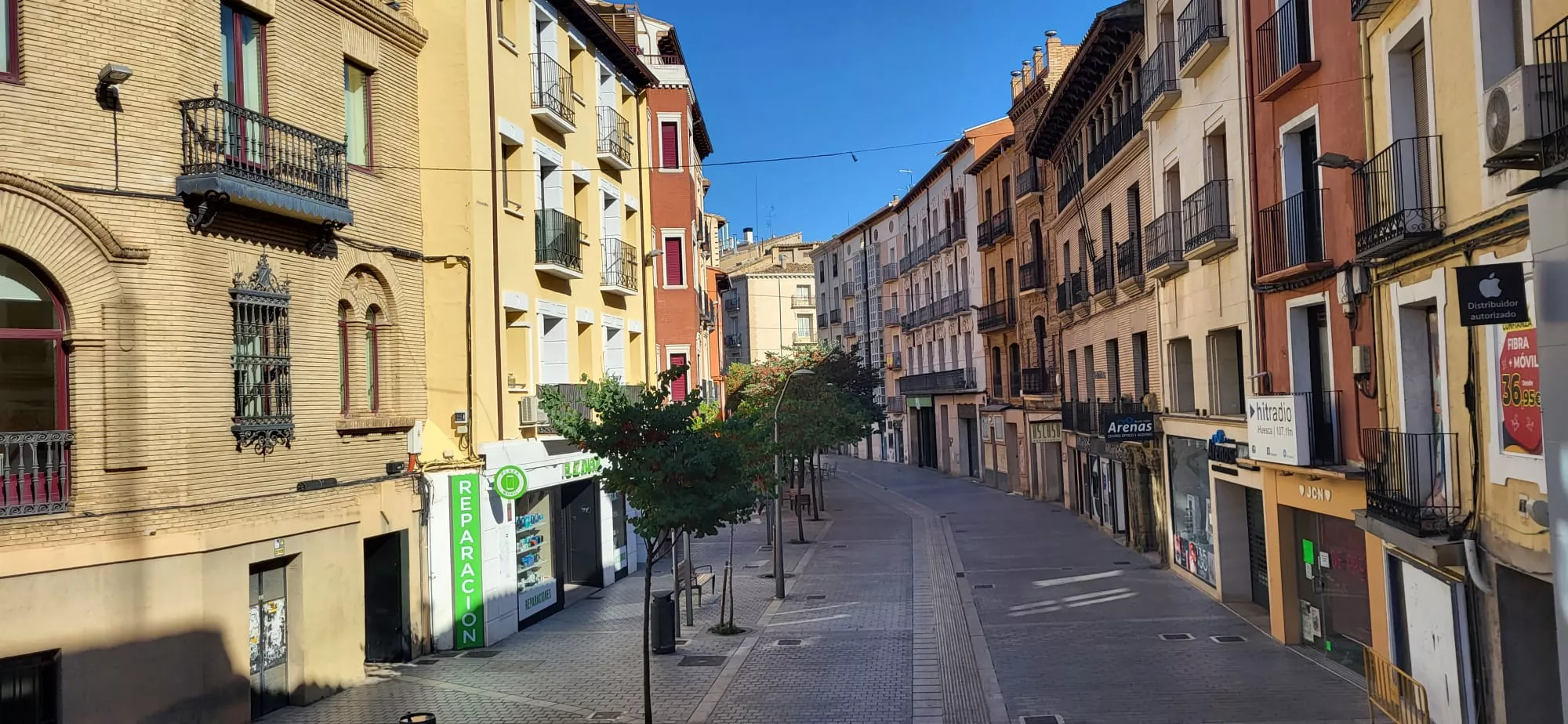 El calor vacía las calles de Huesca en las horas en las que más aprieta.