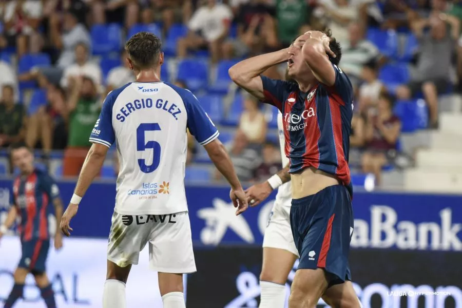 El jugador del Huesca Kortajarena se lamenta en una ocasión perdida. Foto: LaLiga