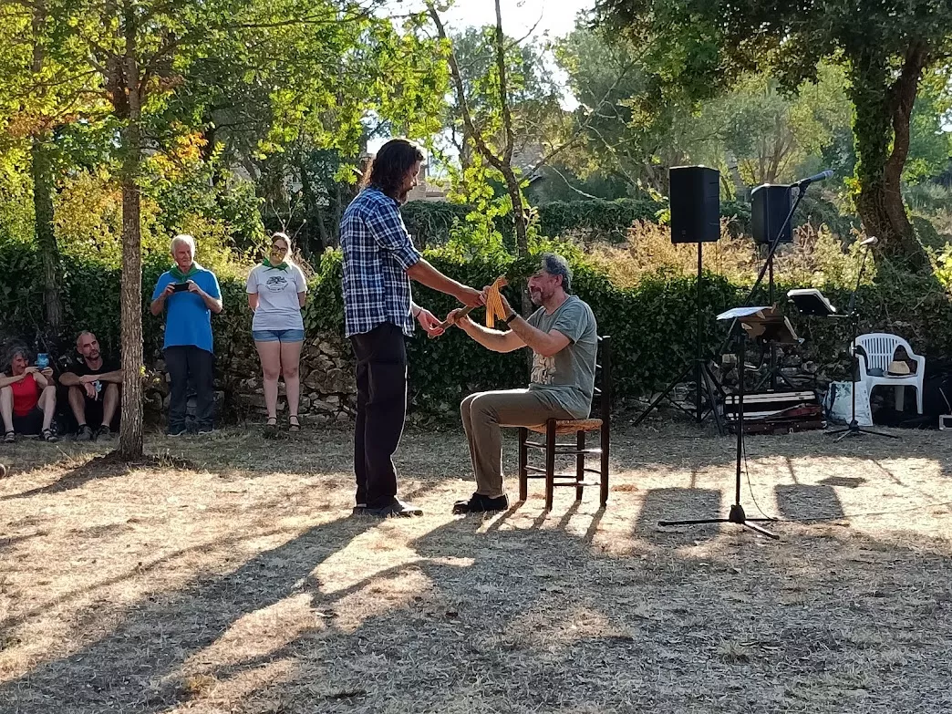 Roberto Serrano recibe el cetro de mando tras el juramento de los Fueros de Sobrarbe.