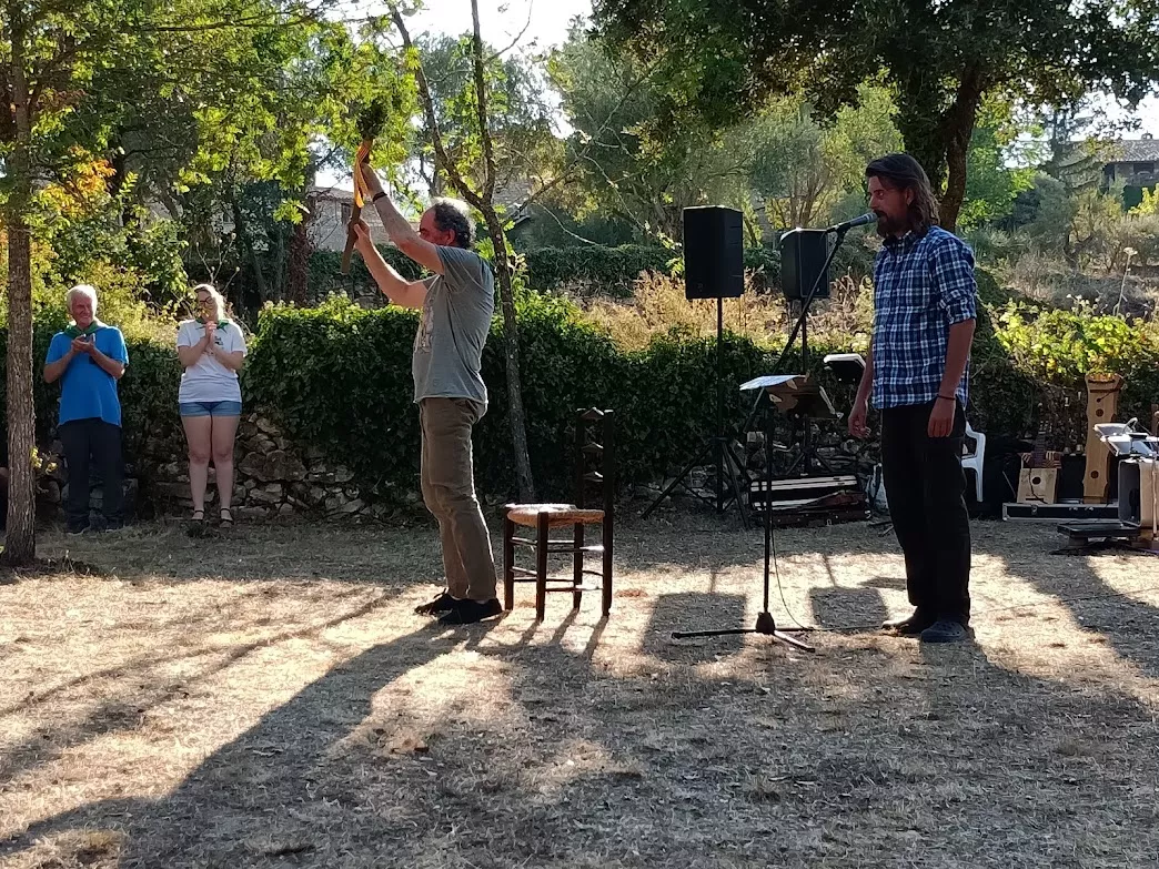 Roberto Serrano saluda con el cetro de mando.