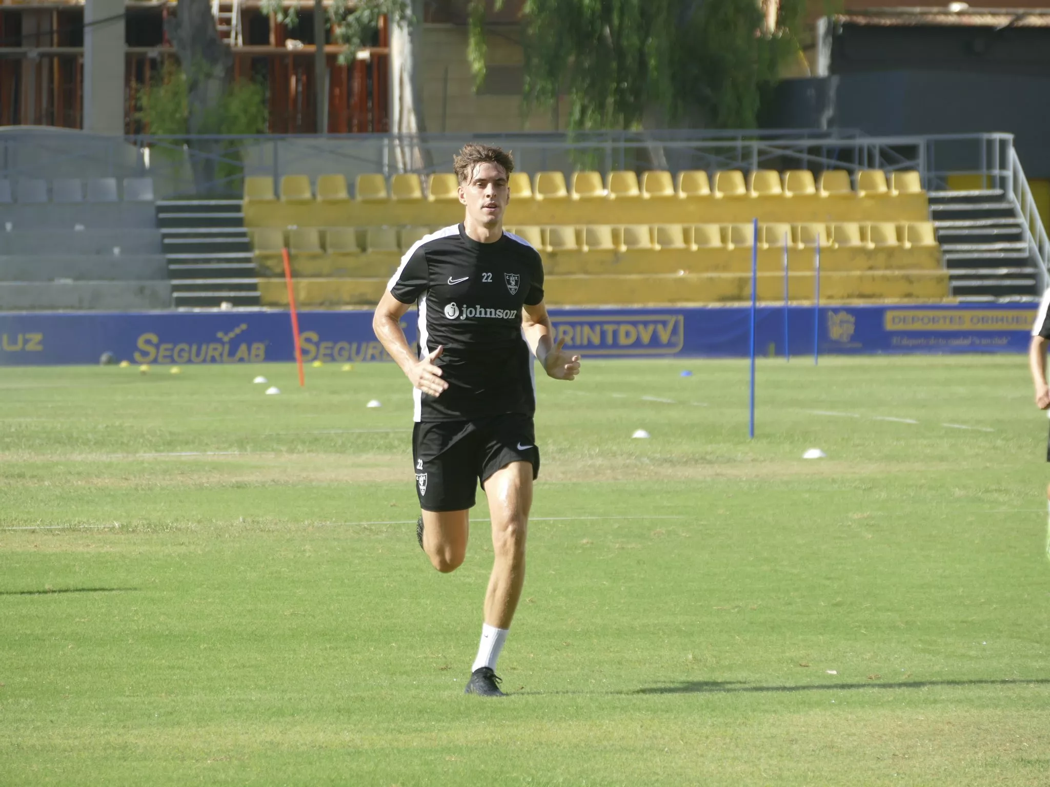Sergio Mendi, uno de los futbolistas altoaragoneses, se entrena con el Orihuela CF.