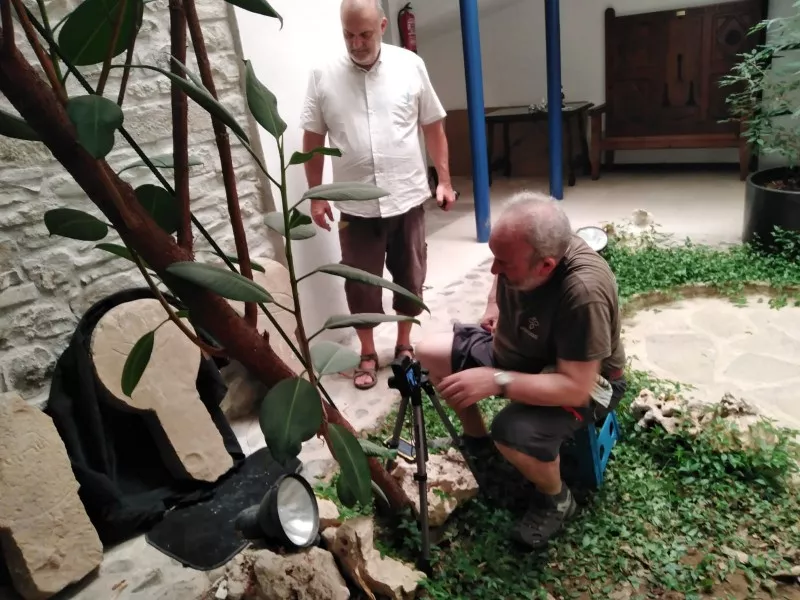 Miembros del grupo de investigación Hilharriak han catalogado las estelas del antiguo convento de San Francisco de Jaca.