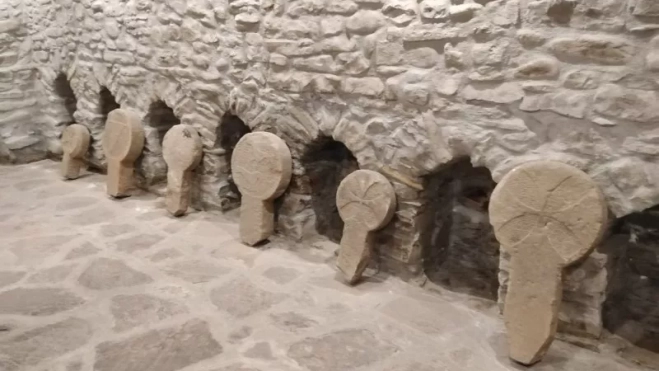 Algunas de las estelas del cementerio del antiguo convento jaqués. Algunas de las estelas del cementerio del antiguo convento jaqués.