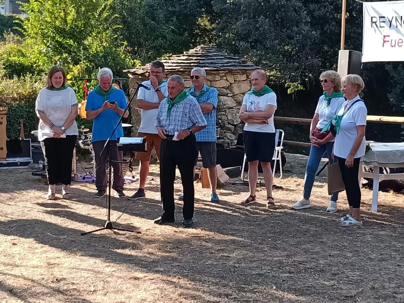 El cura Cabrero canta una jota en Lecina