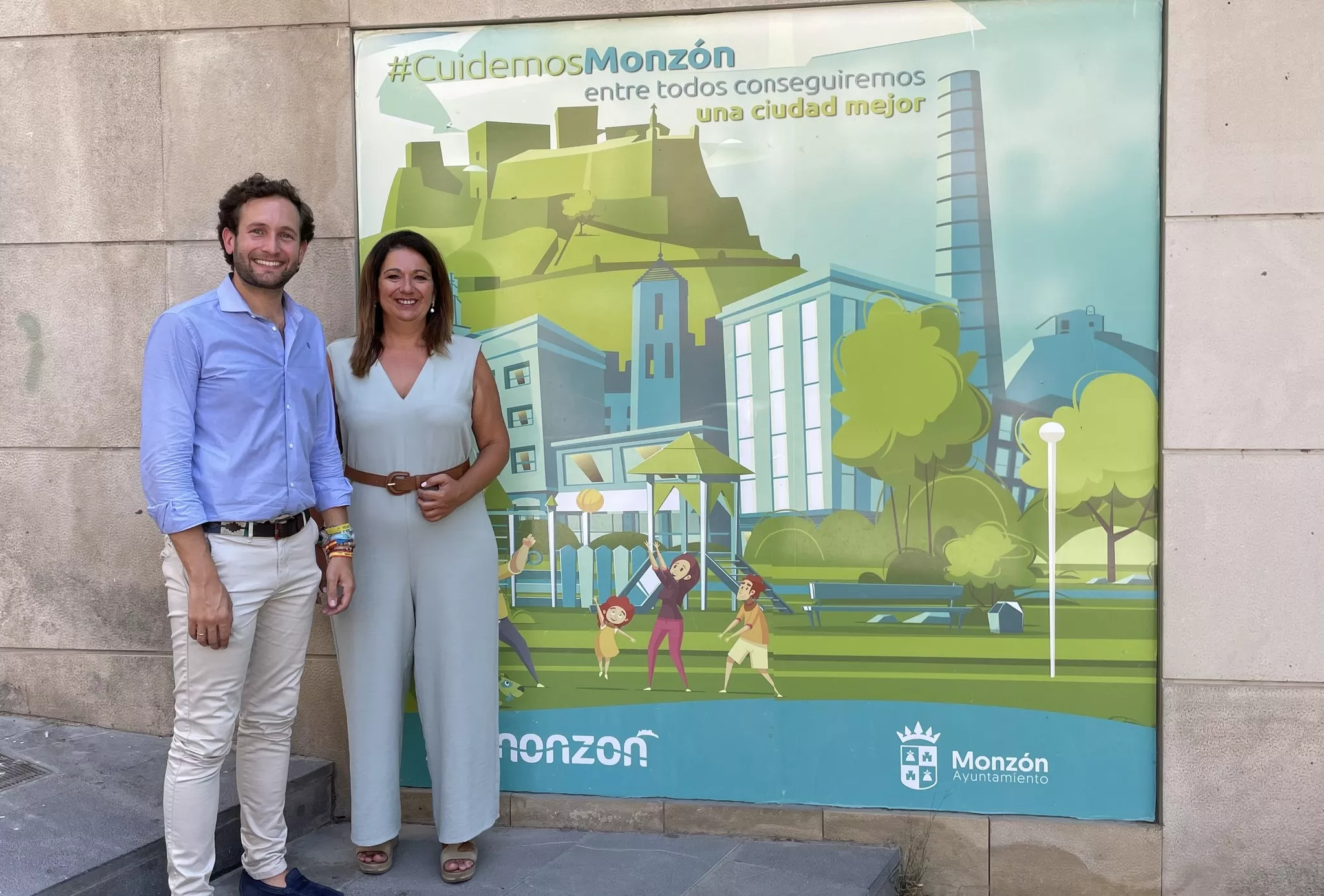 El alcalde de Monzón, Isaac Claver, y la concejala Sonia Bastinos.