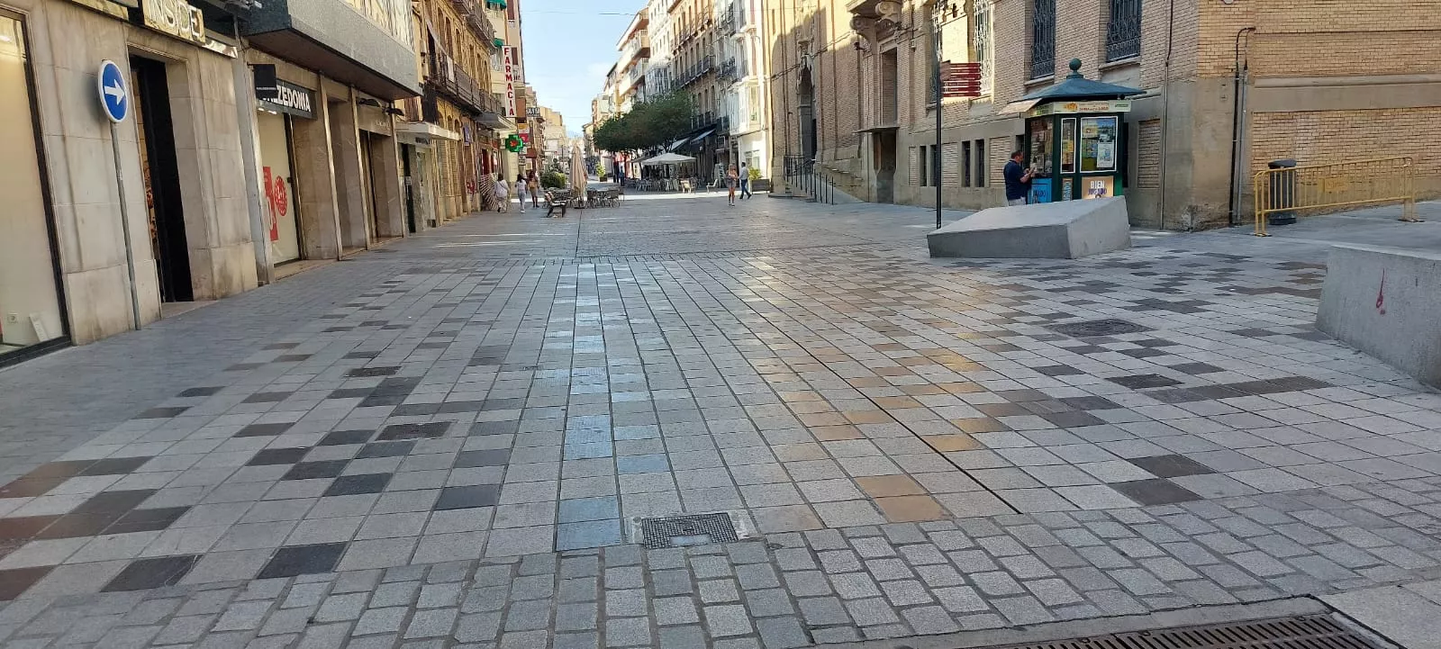 Coso Alto, en dirección contraria, sin un alma.