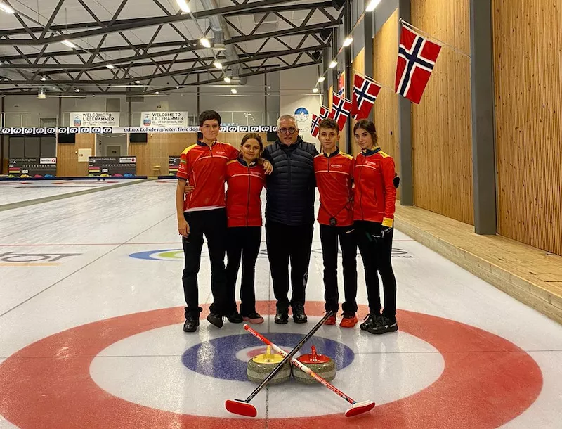 Los cuatro deportistas, con los tres altoaragoneses, junto al técnico, en el campus de Noruega.