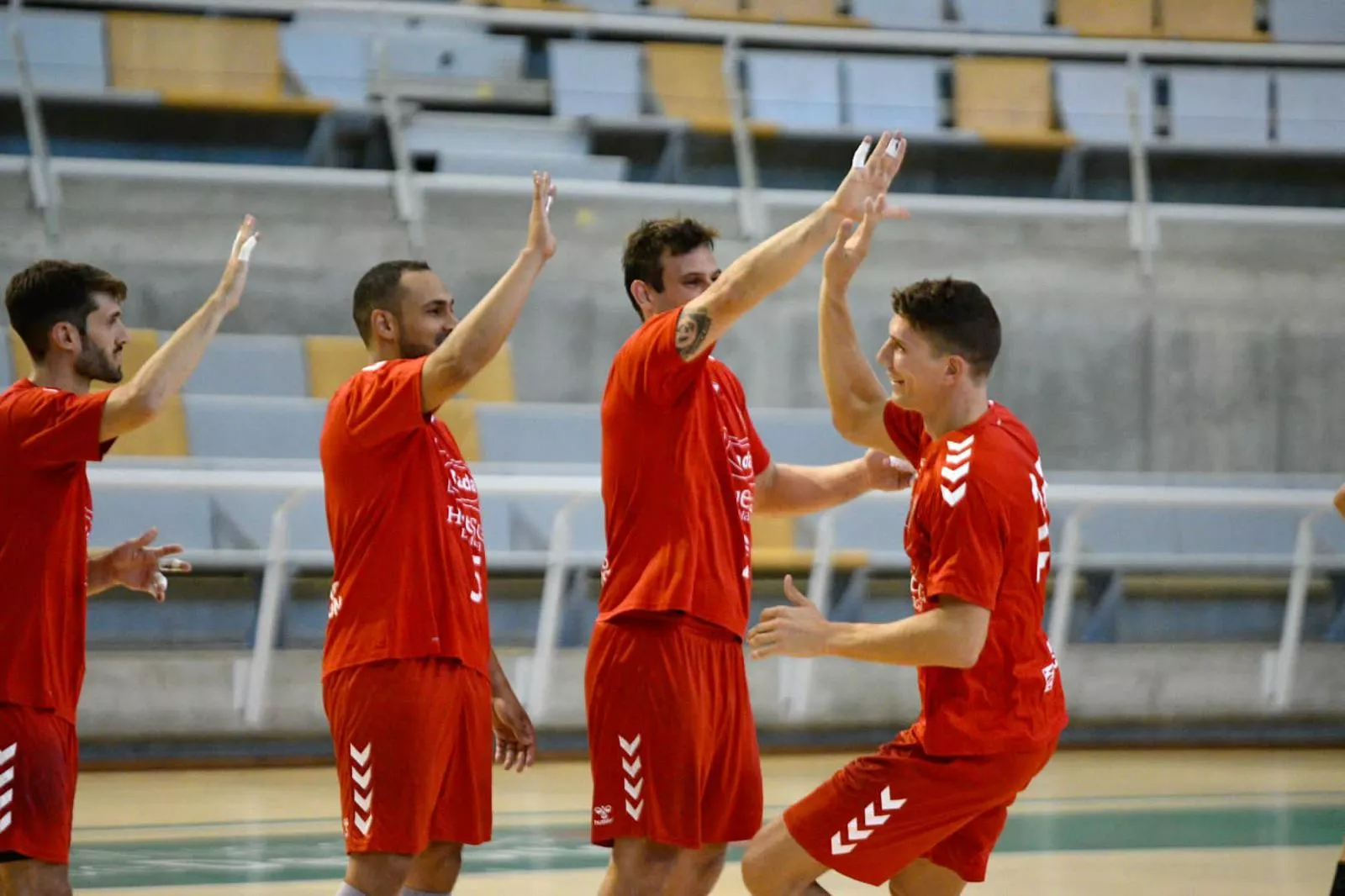 Jugadores de Bada Huesca, este miércoles en el partido ante el Créteil. Foto: Pablo Fernández