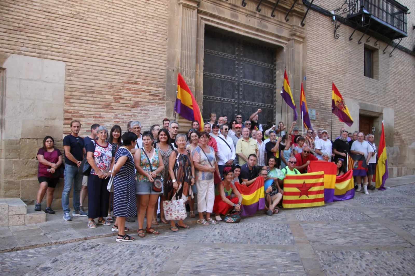 Acto de homenaje y recuerdo convocada por el Círculo Republicano Manolín Abad de Huesca. Foto Carlos Neofato