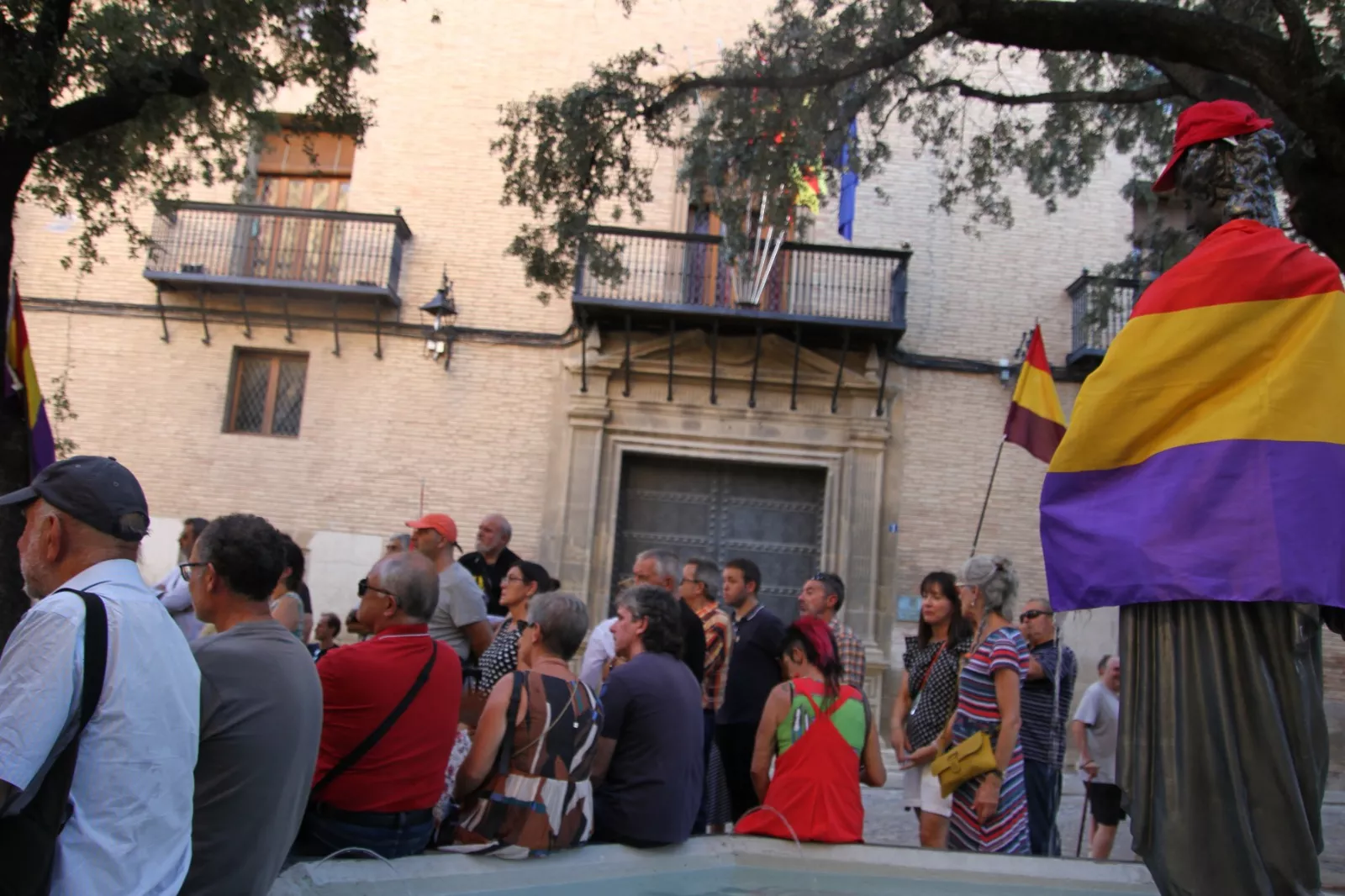 Acto de homenaje y recuerdo convocada por el Círculo Republicano Manolín Abad de Huesca. Foto Carlos Neofato