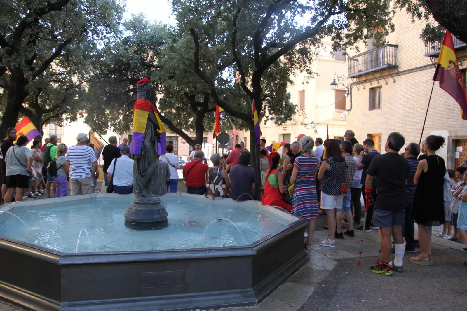 Acto de homenaje y recuerdo convocada por el Círculo Republicano Manolín Abad de Huesca. Foto Carlos Neofato