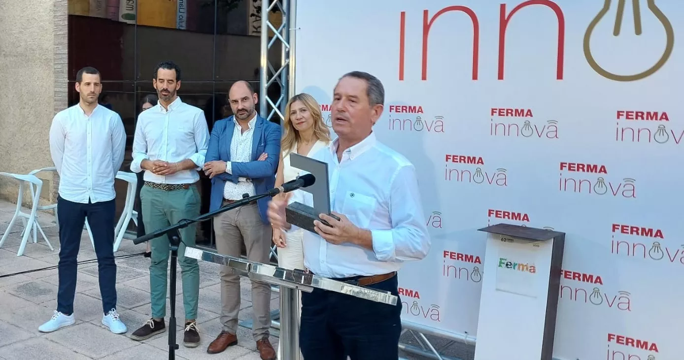 Manuel Serrano con el Trofeo Ferma