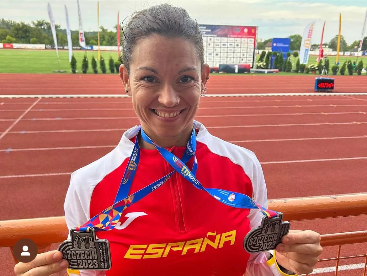 Maite Ríos muestra sonriente y feliz sus dos medallas de plata en el Europeo para sordos.