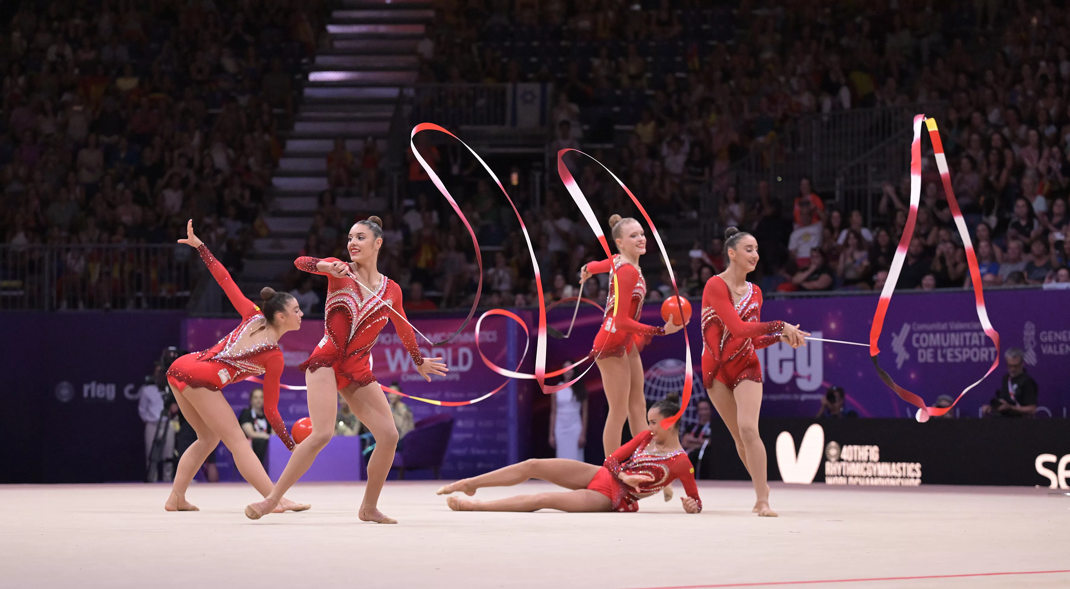 Actuación de la España de Inés Bergua con las cintas.