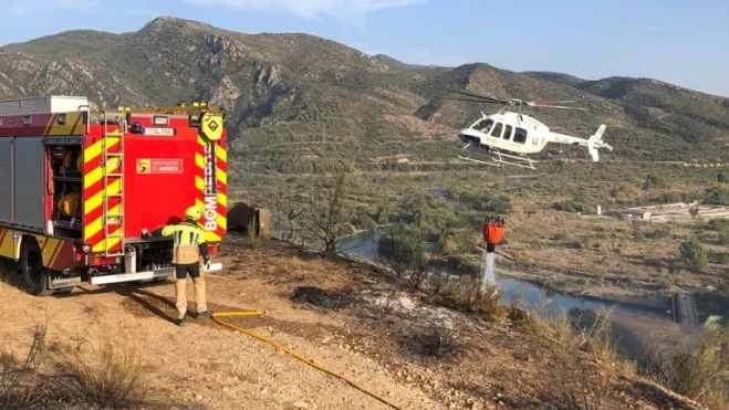 Actuación para controlar el incendio en la zona forestal afectada.