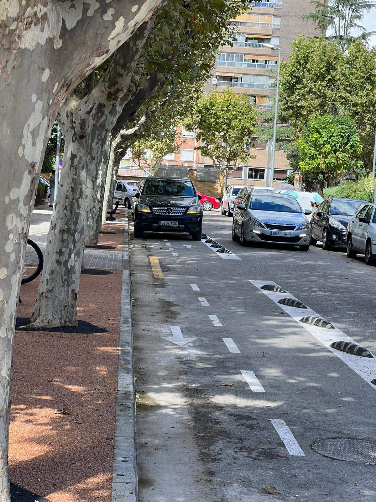 Carril bici invadido por coches.