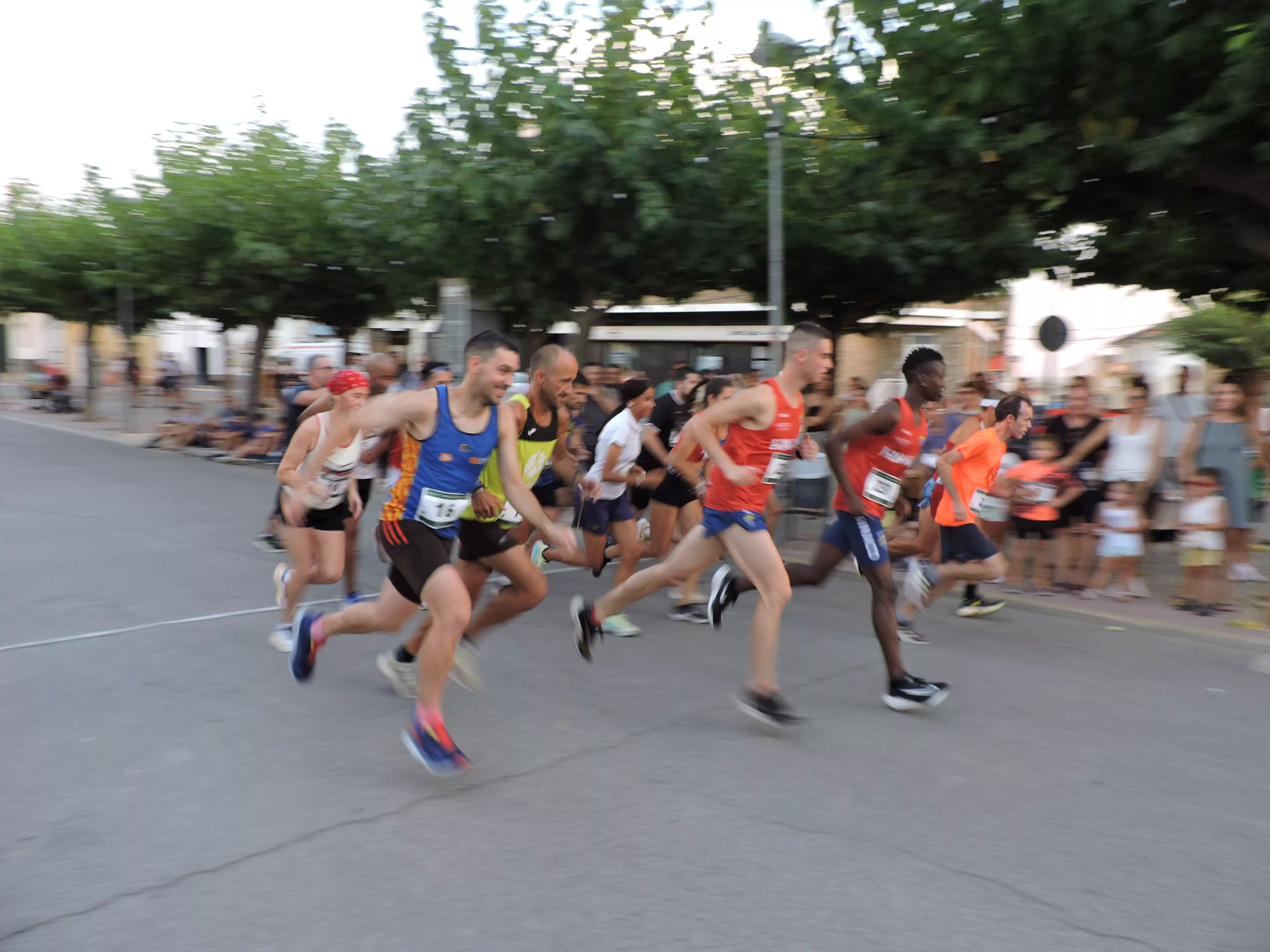 Salida de la prueba absoluta. Denis Lorda y Noemí García vencen en la XXXII Carrera Pedestre de San Bartolomé de Altorricón