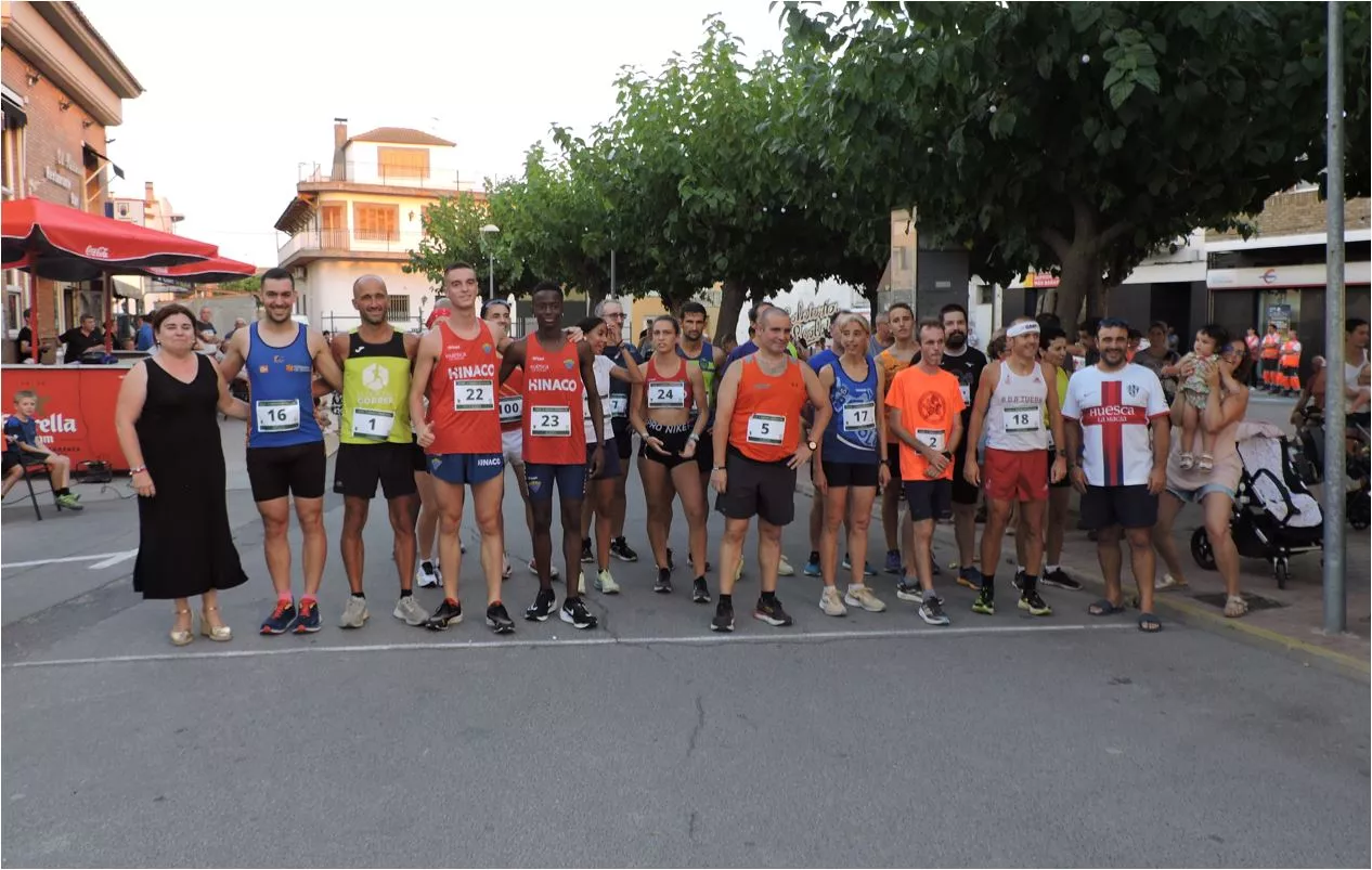 Participantes de la carrera absoluta con la alcaldesa Susana Ramón y el concejal de deportes Zuar Bometón