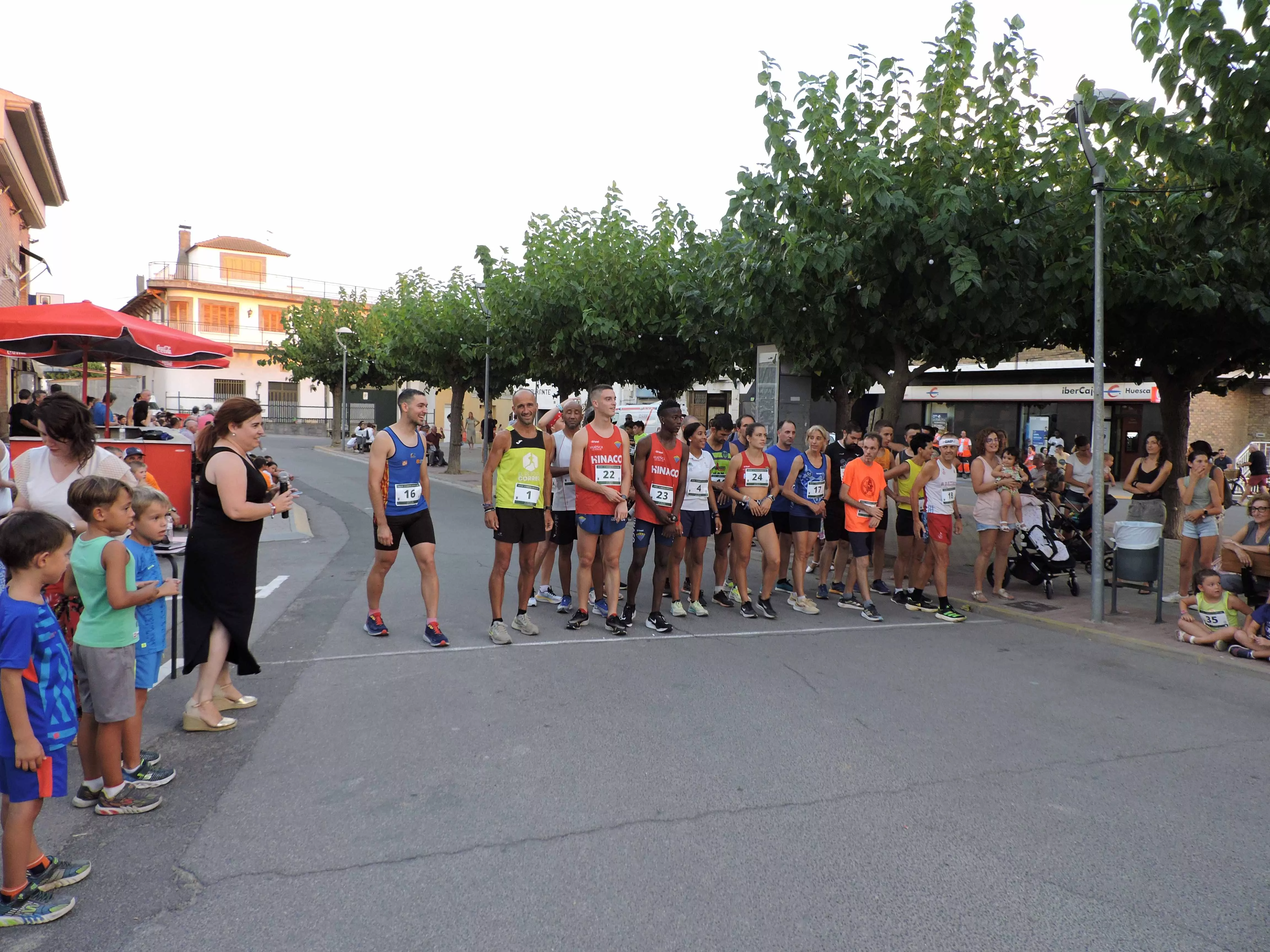 La alcaldesa Susana Ramón preparada para dar la salida de la carrera