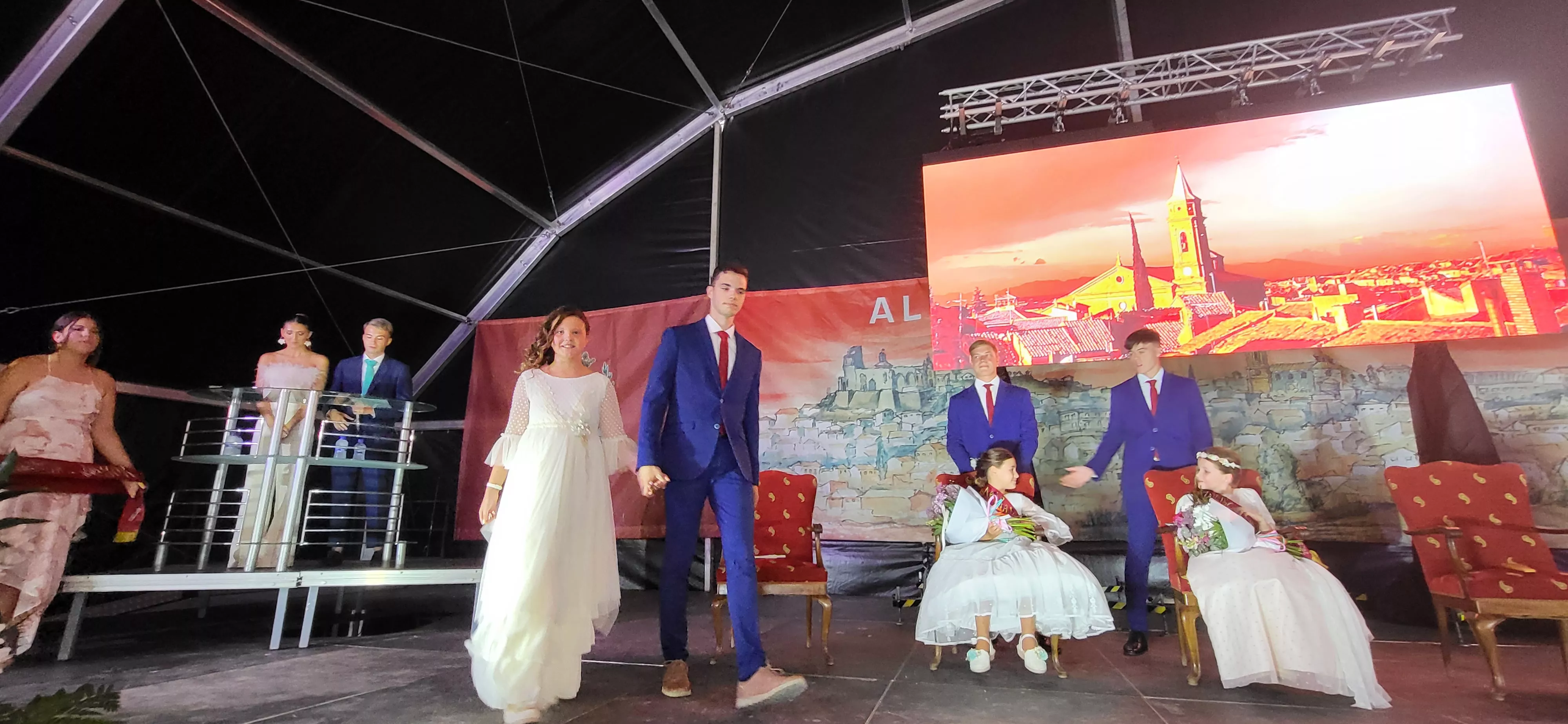 Presentación de las mairalesas, quintos y quintas de Almudévar. Foto: Mercedes Manterola