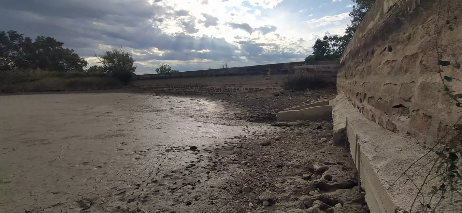 Estado en que se encuentra la alberca de Cortés. Foto Joaquín Santafé