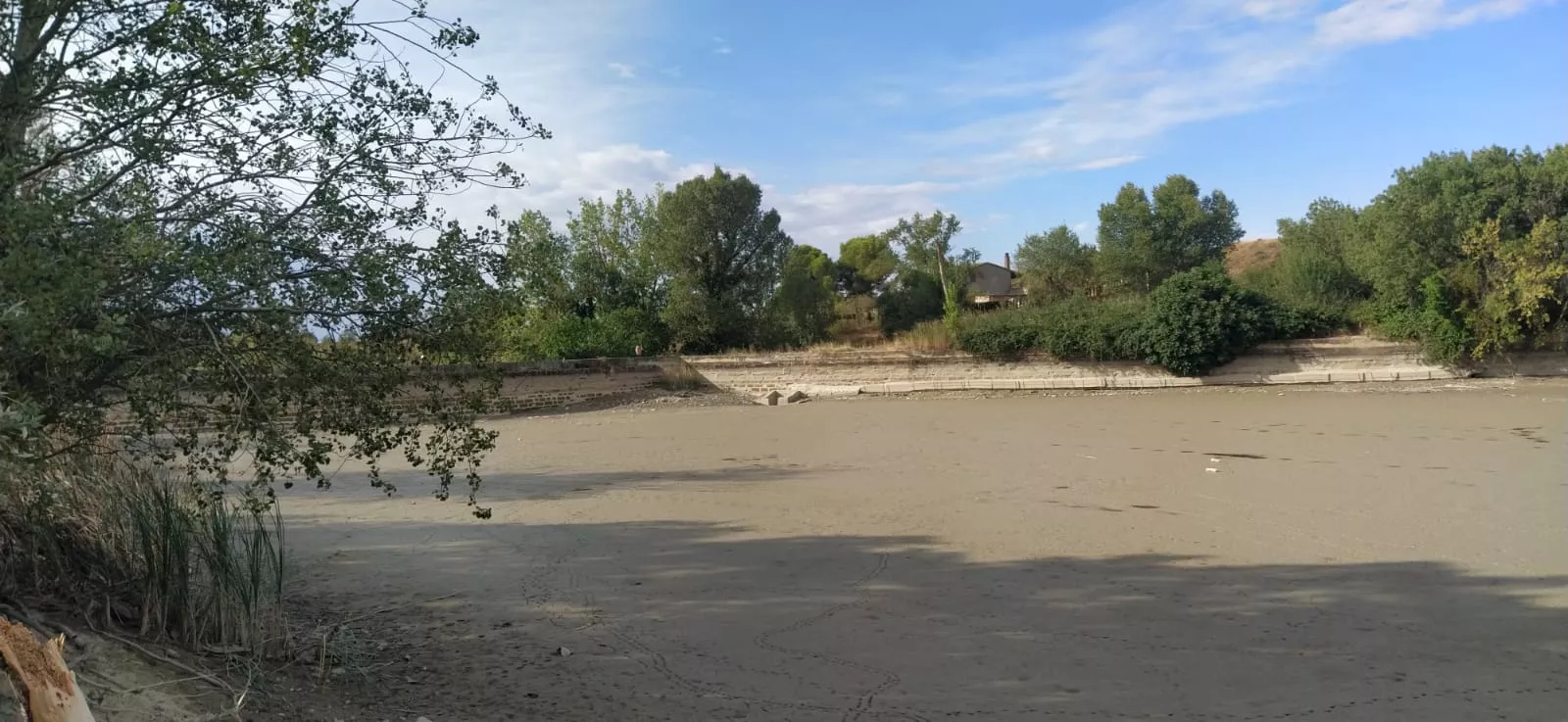 Estado en que se encuentra la alberca de Cortés. Foto Joaquín Santafé