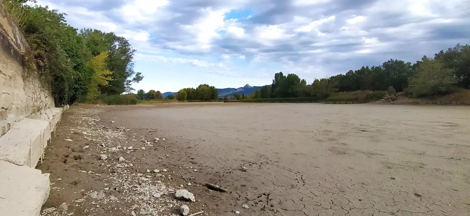 Estado en que se encuentra la alberca de Cortés. Foto Joaquín Santafé