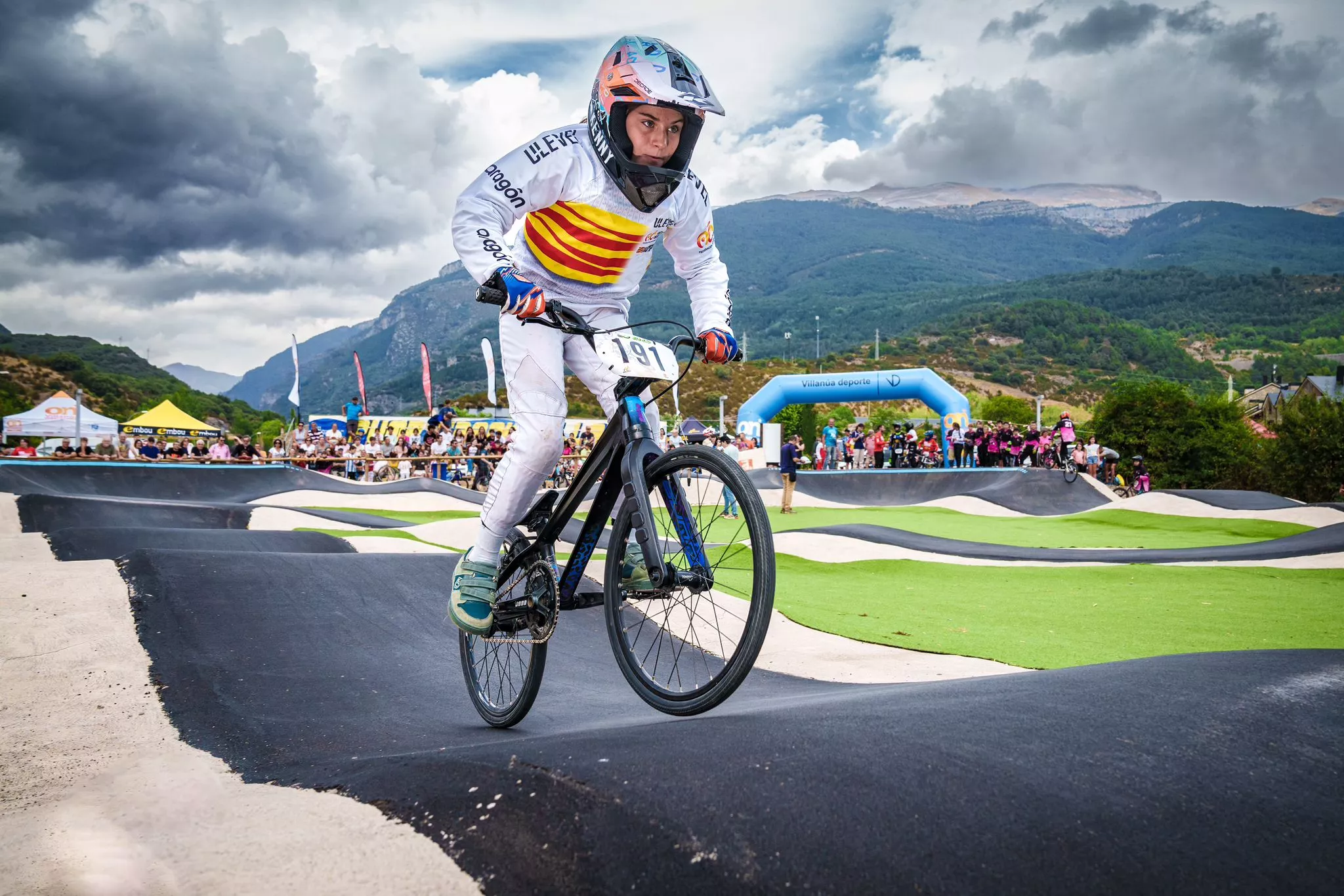 Espectacular imagen de pumptrack en Villanúa. Foto Turismo Villanúa / Yhabril Moro