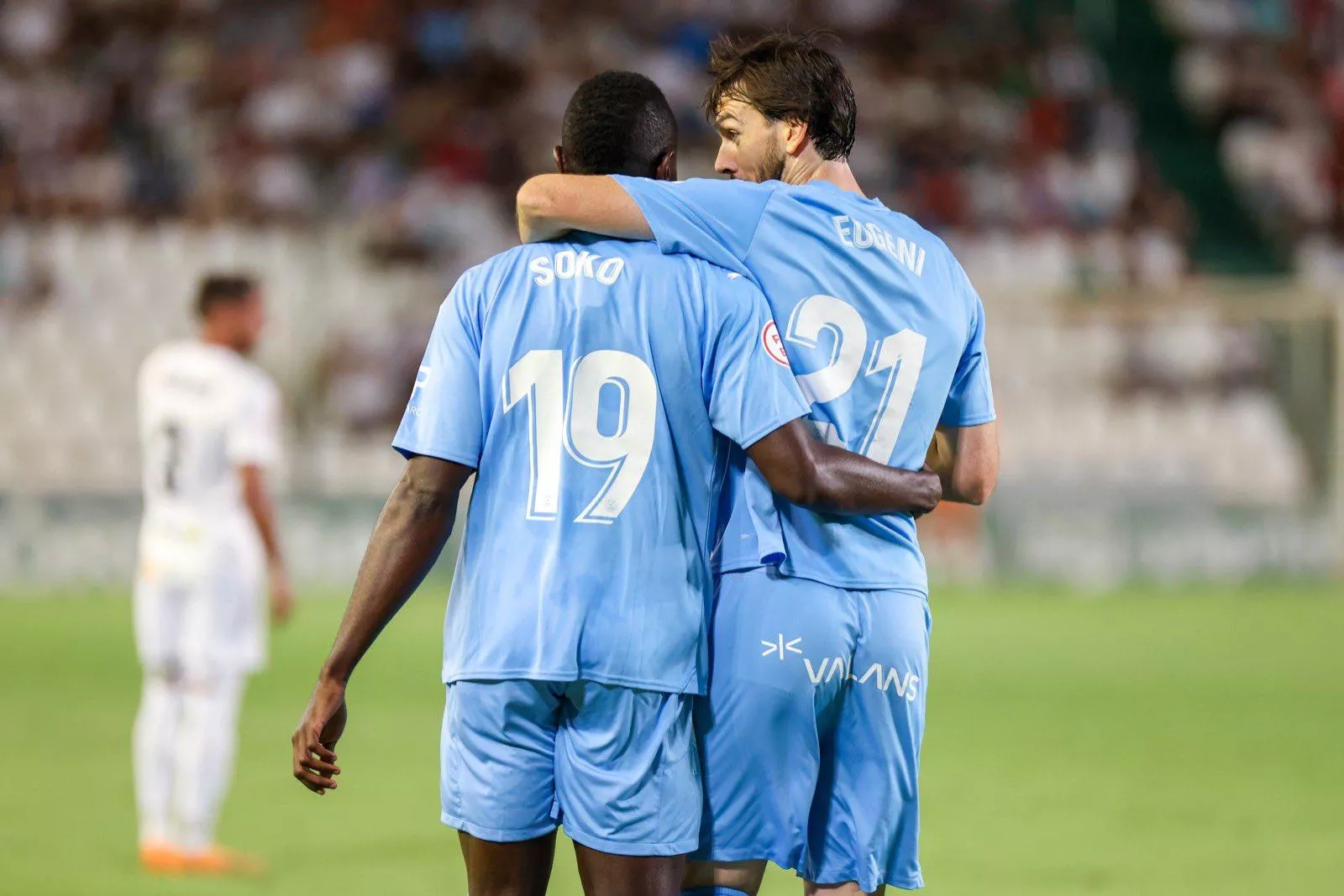 Soko, con el 19 en la espalda, se abraza con Eugeni, también exjugador del Huesca, en la victoria del Ibiza en Córdoba. Foto: UD Ibiza Soko, con el 19 en la espalda, se abraza con Eugeni, también exjugador del Huesca, en la victoria del Ibiza en Córdoba. Foto: UD Ibiza