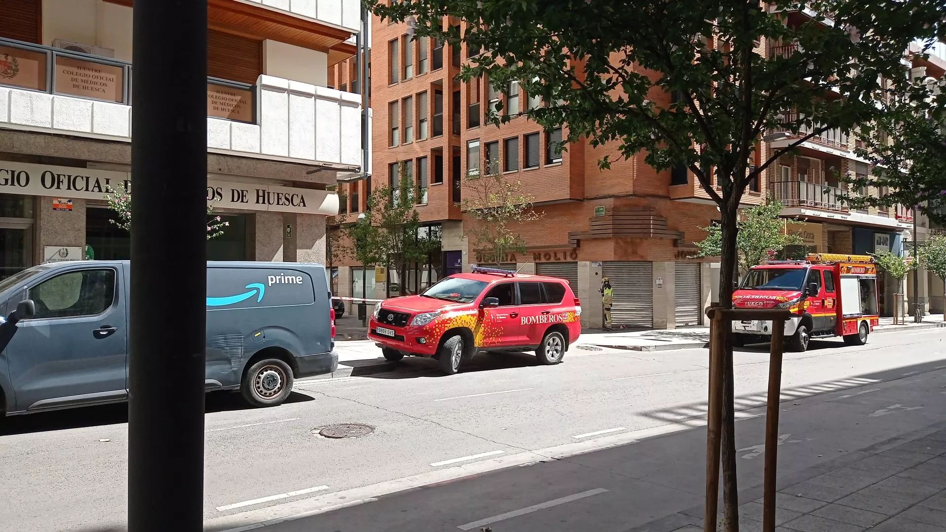 Movilizan en Huesca a las fuerzas de seguridad por un paquete sospechoso. Imágenes de la calle acordonada y de la presencia de bomberos. Foto P.V.