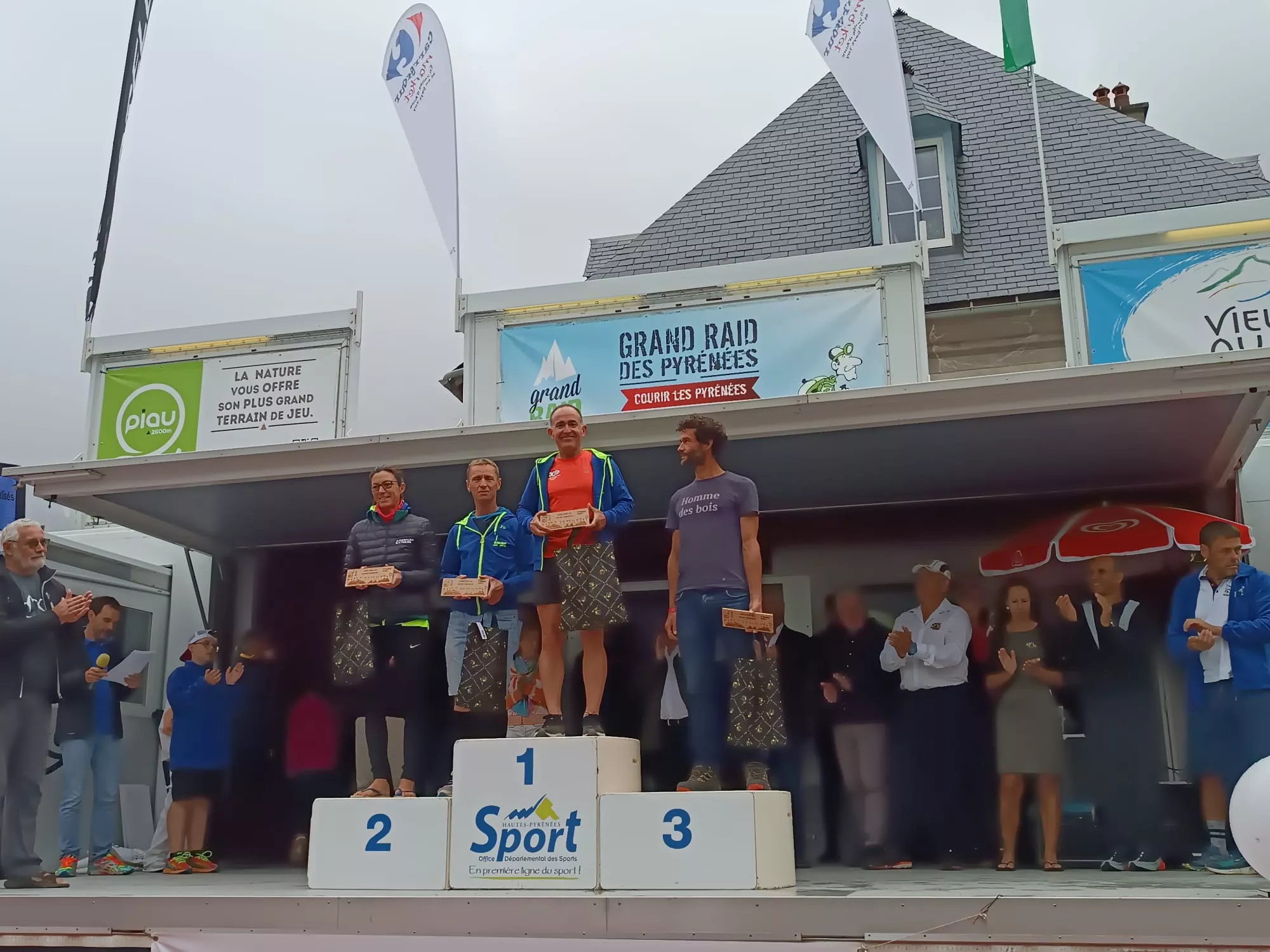 Alejandro Castarlenas en lo alto del podio. 