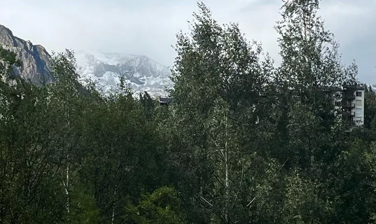 Nieve en el Perdiguero, en el valle de Benasque, en una imagen tomada este lunes. Foto N.D.