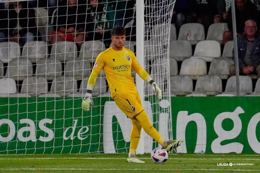 Álvaro Fernández, portero del Huesca, entre los 23 convocados para jugar ante Amorebieta