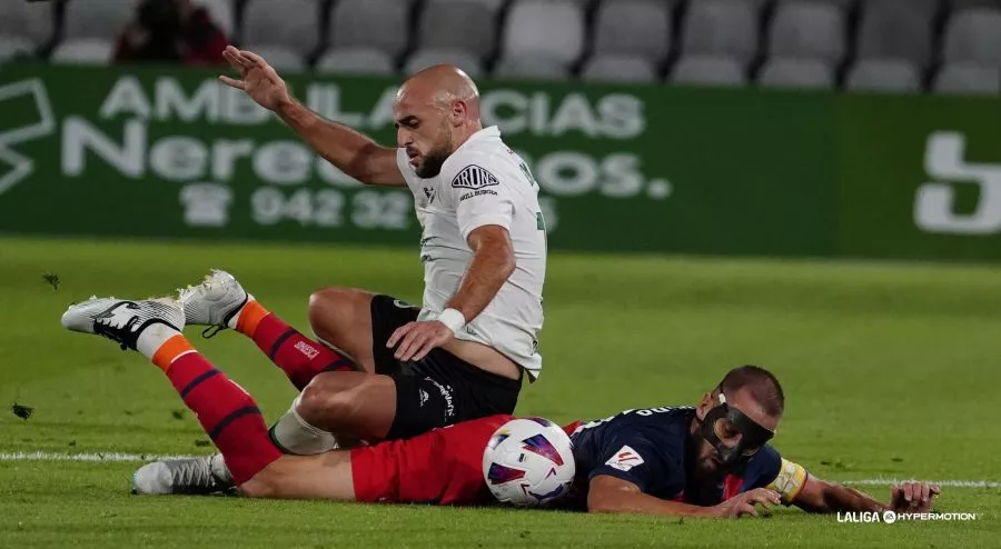 Ekain y Pulido, en el suelo, disputan un balón en el Racing 0-0 Huesca. Foto: LaLiga Ekain y Pulido, en el suelo, disputan un balón en el Racing 0-0 Huesca. Foto: LaLiga