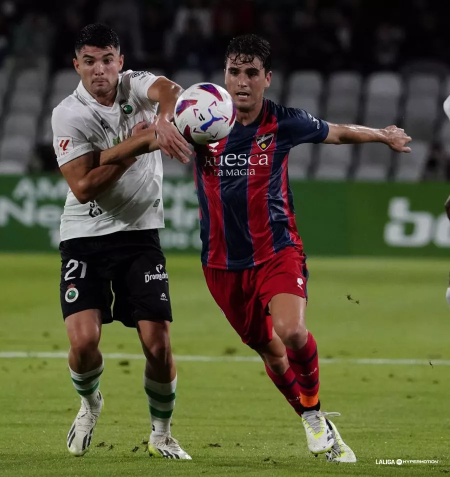 Javi Martínez disputa un balón. El más clarividente entre los jugadores del Huesca
