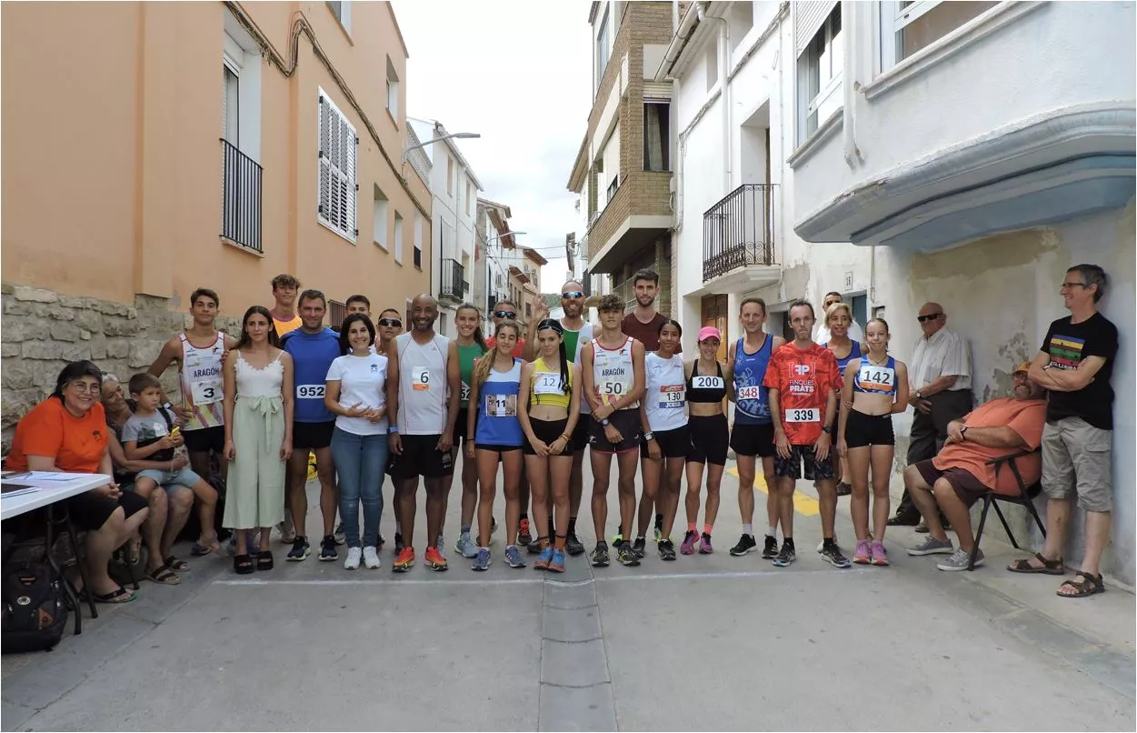 Participantes de la carrera pedestre absoluta acompañados de Elena Daniel y de la alcaldesa Esther Saló