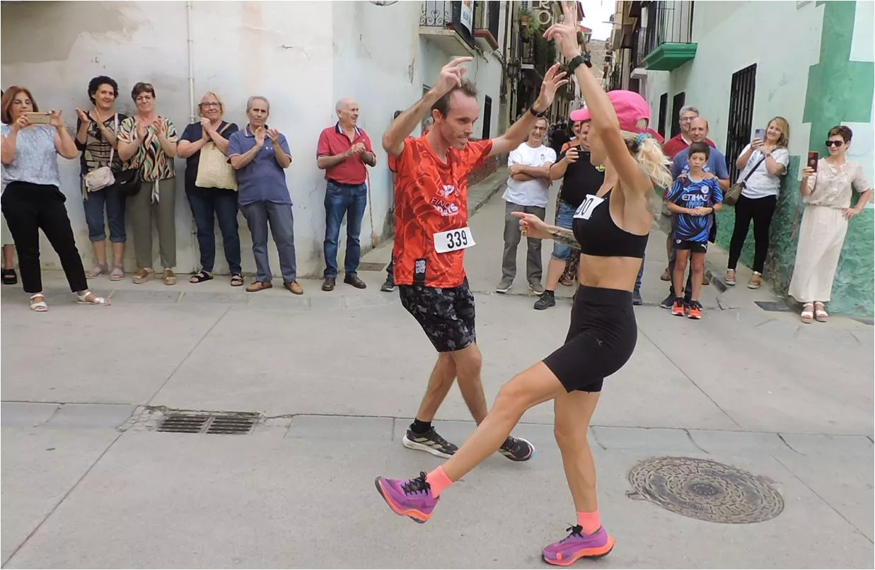 Javier Castells y Rebeca Suárez bailando la jota de los campeones