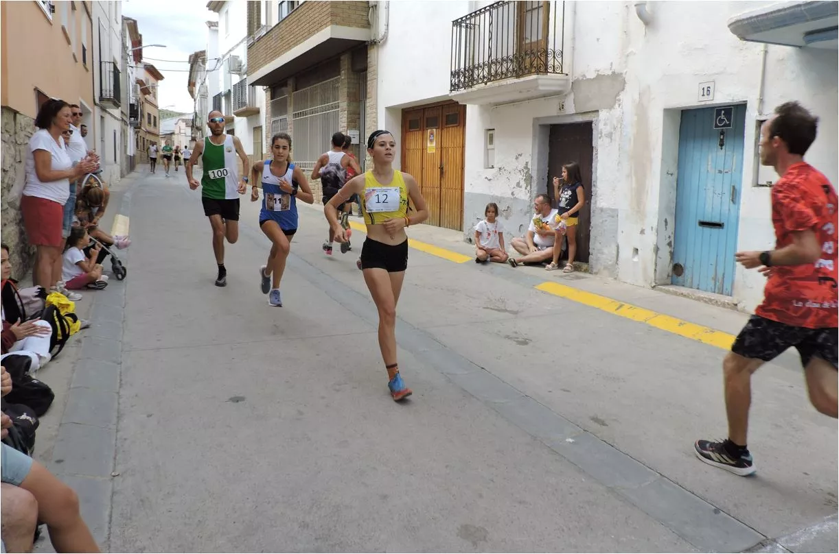Zaira Navarro ganando una prima a Laura Zárate