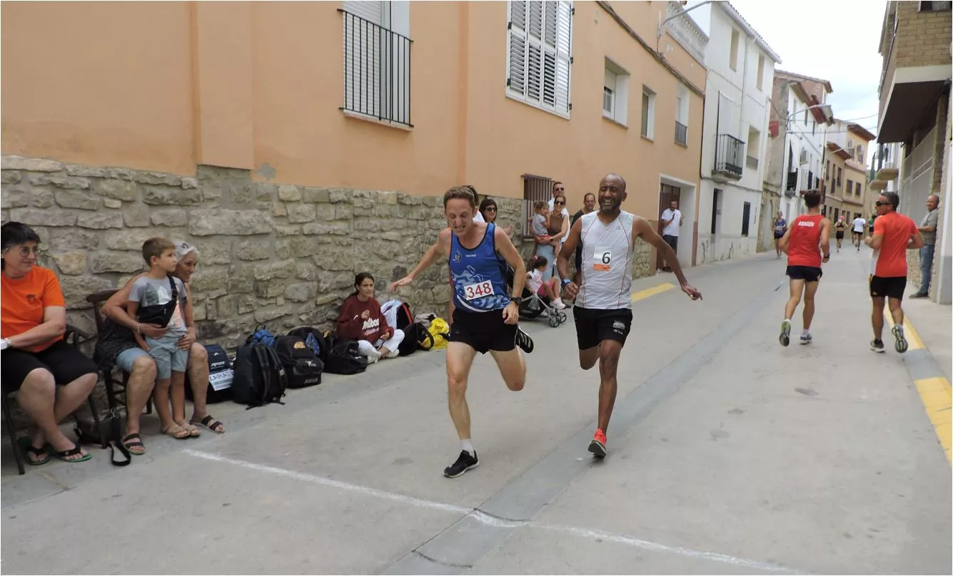 Juan Luis Pérez y Mustapha Elkhouyaali disputando una prima