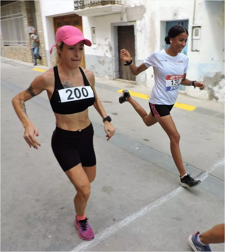 Rebeca Suárez y Marwa Elkhouyaali disputando una prima