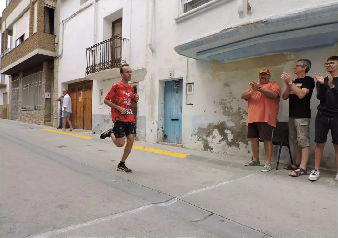 Javier Castells llegando a meta en solitario