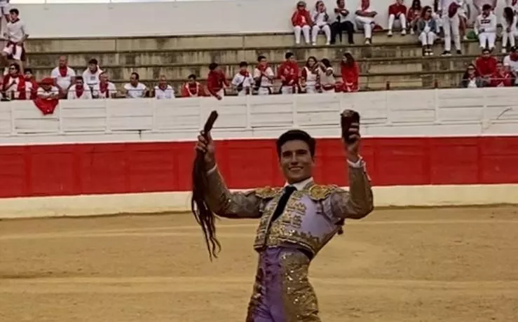 Ignacio Boné pasea un rabo en Cascante.