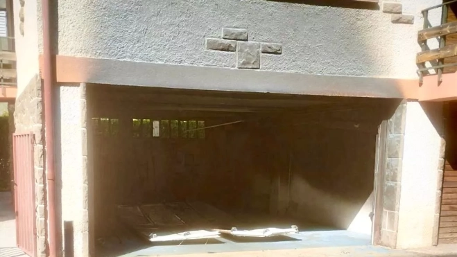 Imagen del garaje donde se ha producido el incendio en Jaca. Imagen del garaje donde se ha producido el incendio en Jaca.