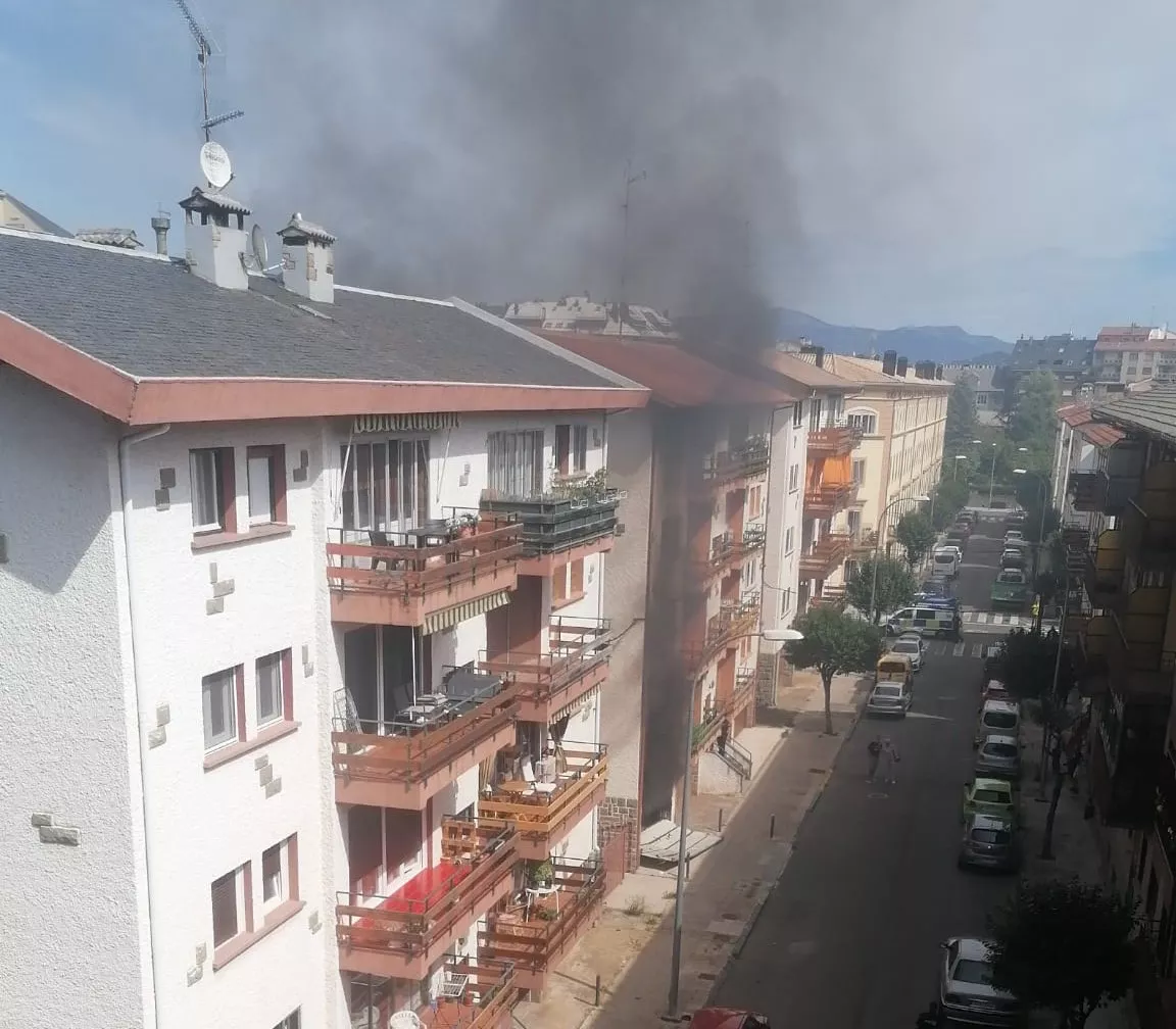 Una fuerte humareda sale del garaje donde se ha producido el incendio en Jaca.