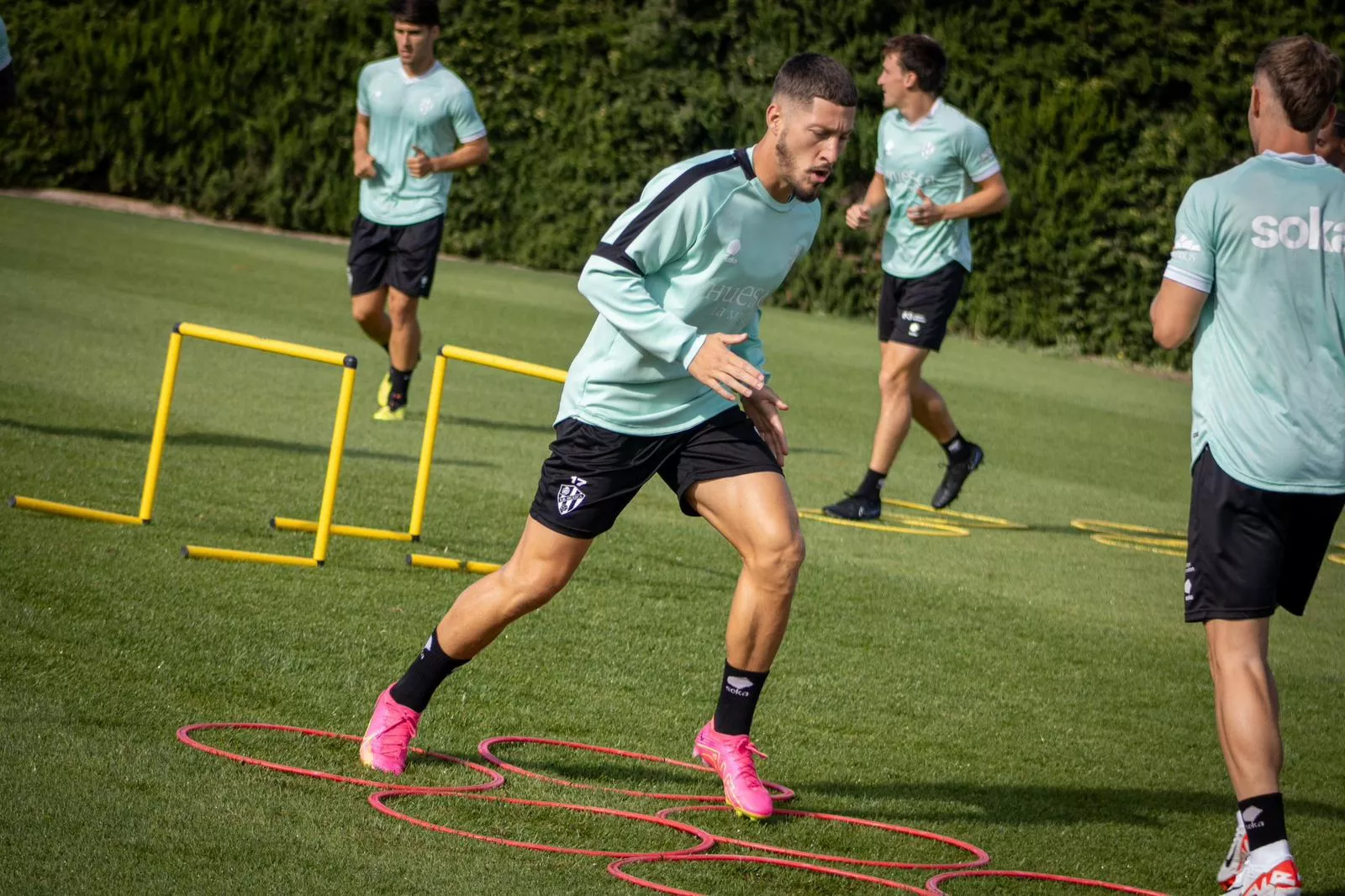 Enzo Lombardo en un entrenamiento con el Huesca. Aznar y Kanté, esperan.