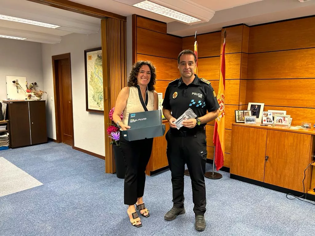 Entrega de los kits para detectar drogas entregados por Margarita Padiel a César Ara.