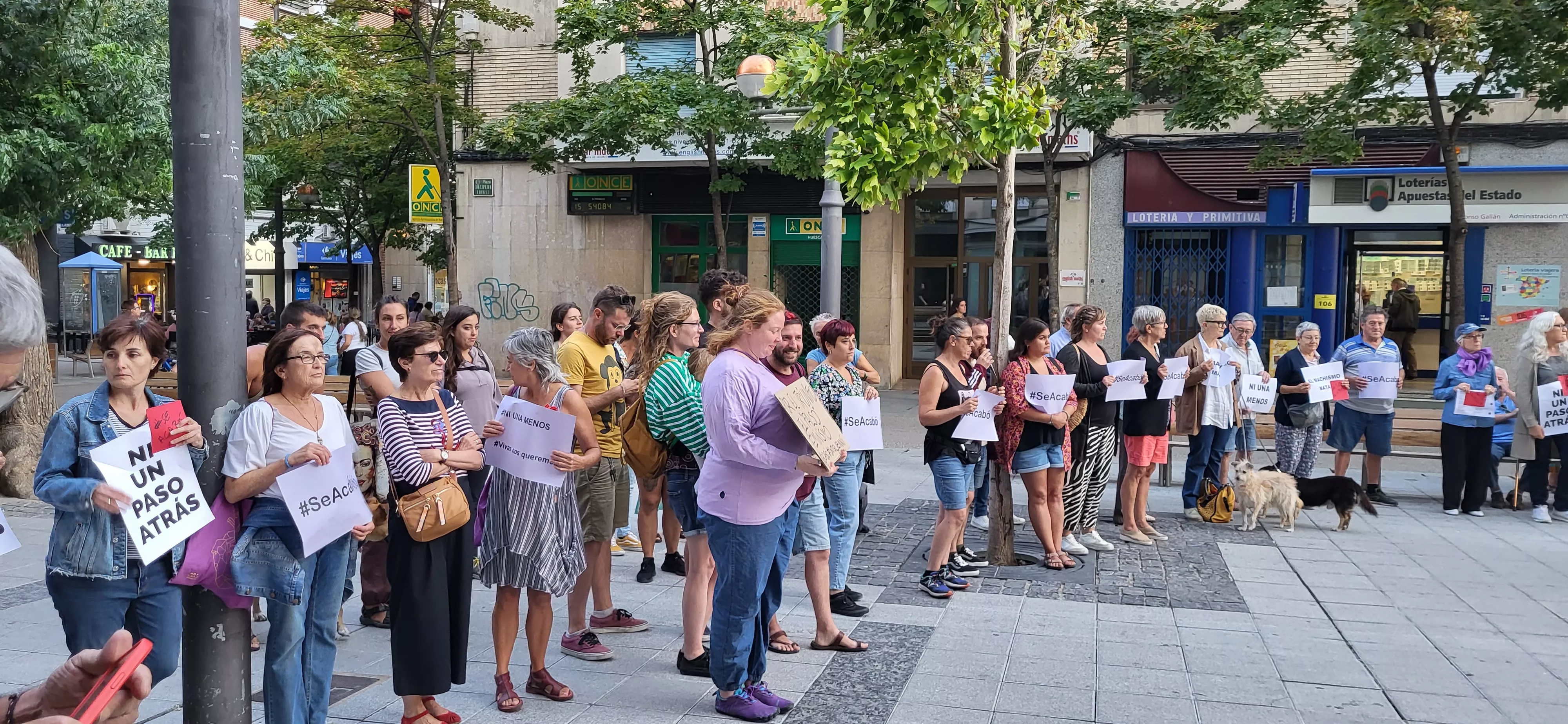 Concentración en Huesca de apoyo a Jenni Iglesias. Foto Mercedes Manterola