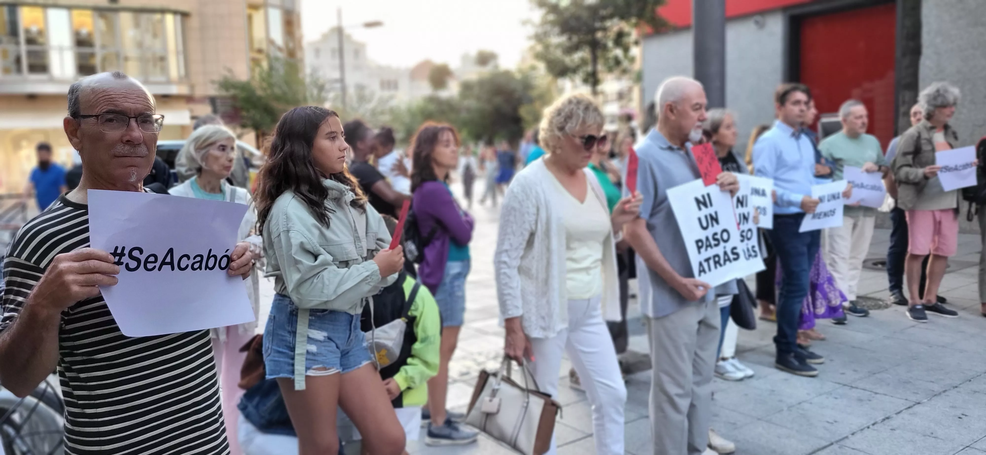 Concentración en Huesca de apoyo a Jenni Iglesias. Foto Mercedes Manterola